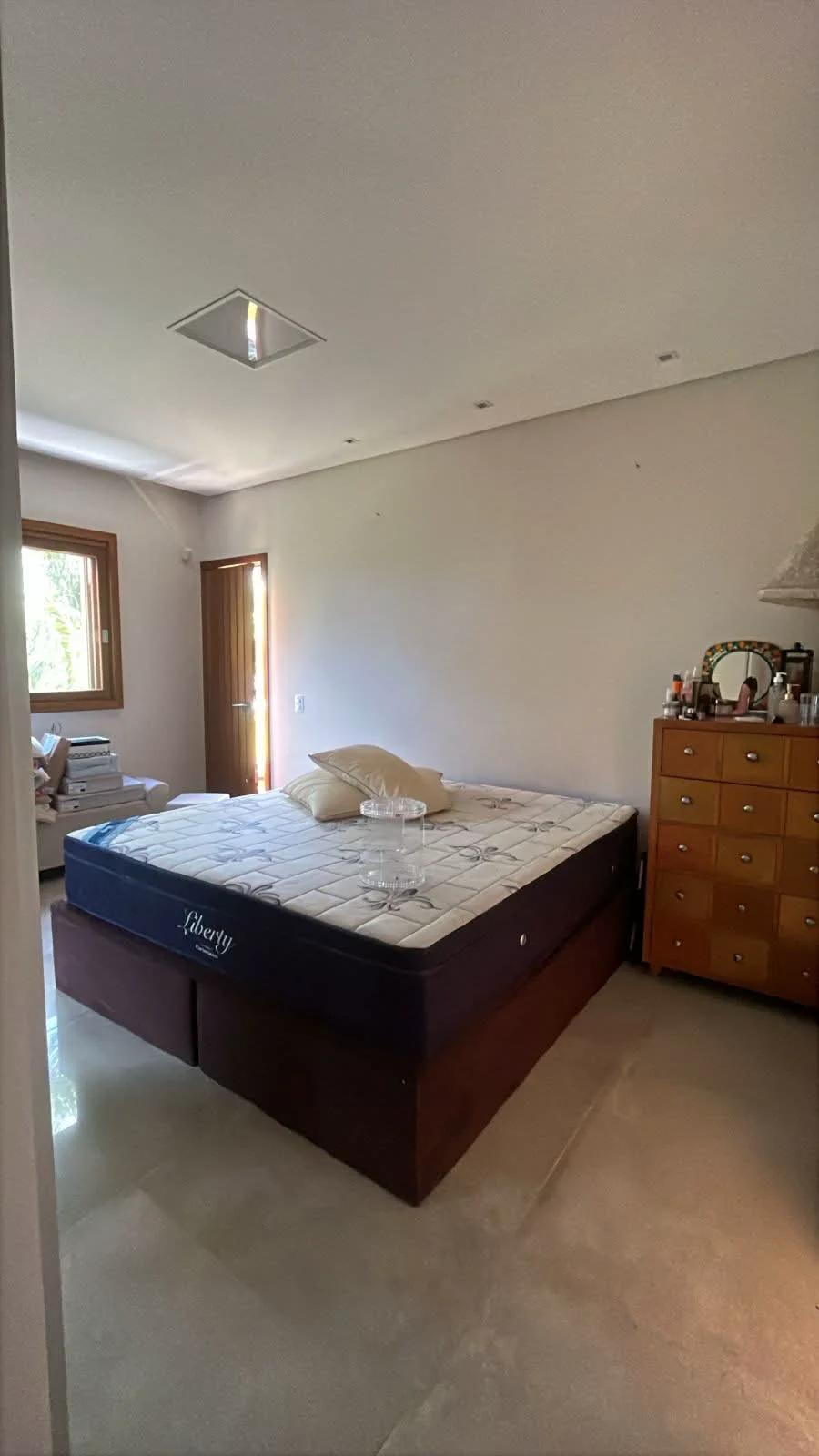 Antes — Quarto sem ambientação, com cama e cômoda de madeira