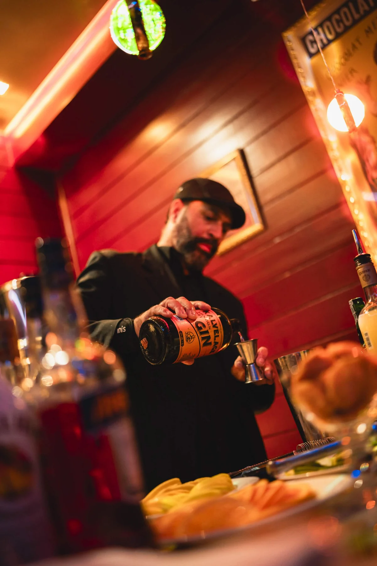 Cocktail service during an evening at Cabaret Le Luxe