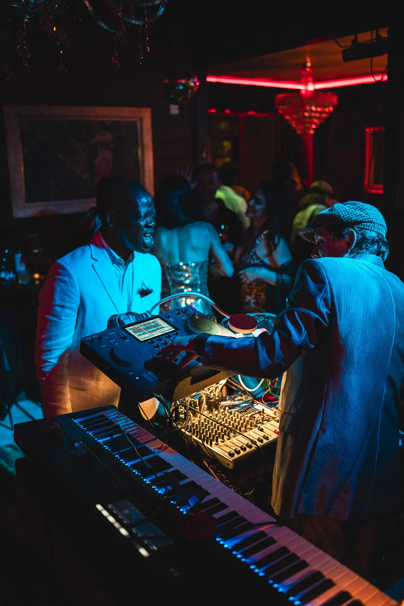 Live music and guests during an evening at Cabaret Le Luxe