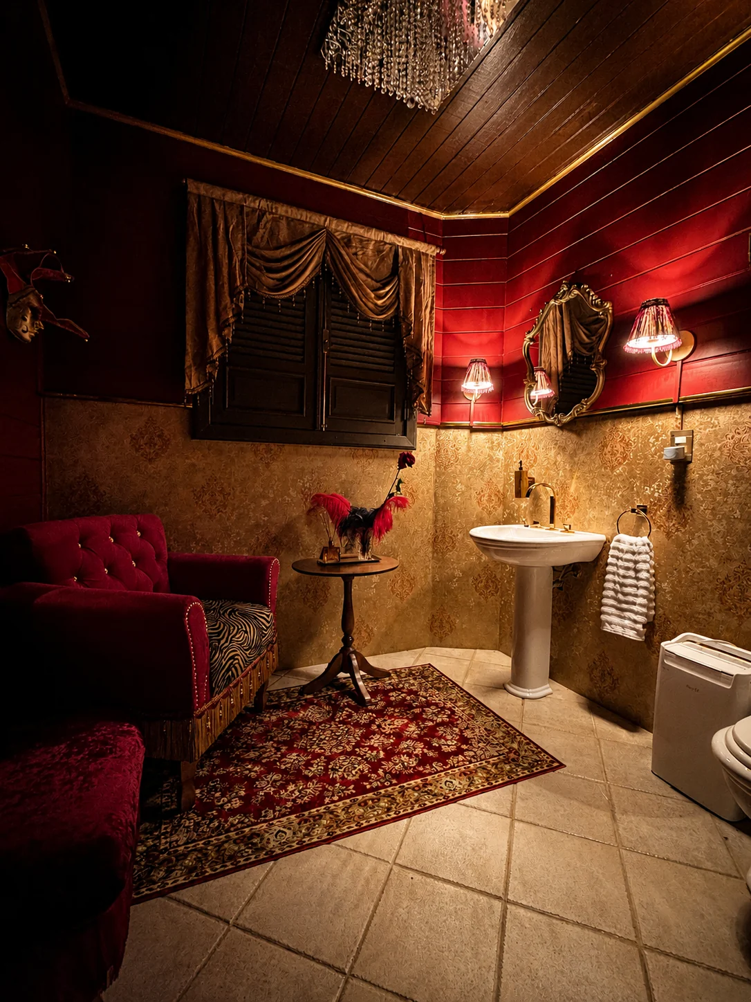 Lavabo Le Luxe com paredes vinho, dourado, veludo e animal print
