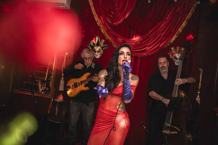 Performance musical no Cabaret Le Luxe